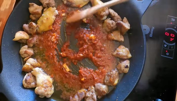 Incorporar el ajo al sofrito (217.2).