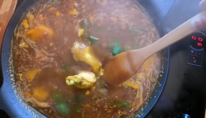 Añadir las verduras reservadas (pimiento y berenjena) al arroz (369.4).