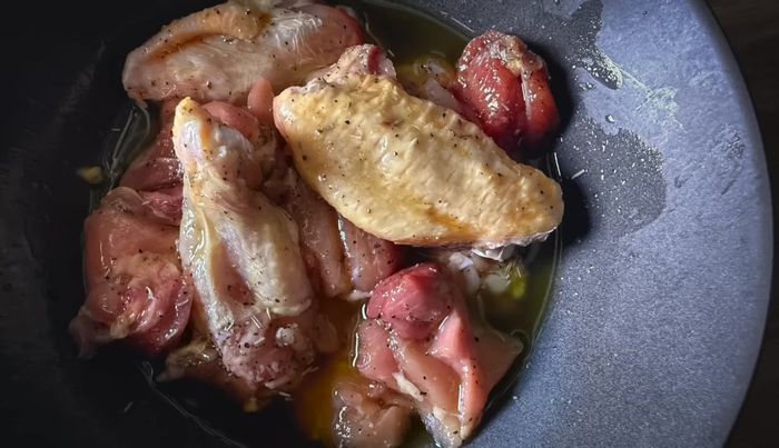 Macerar el pollo con sal, pimienta y romero en aceite de oliva durante 3 horas (73.2).