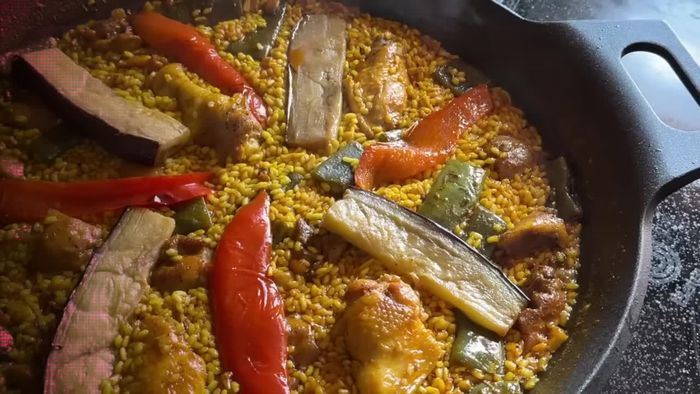 Dejar cocinar hasta que el arroz esté listo.