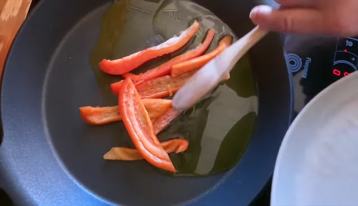 Freír el pimiento a tiras a fuego medio con un poco de sal durante 2 minutos. Reservar (85.24).