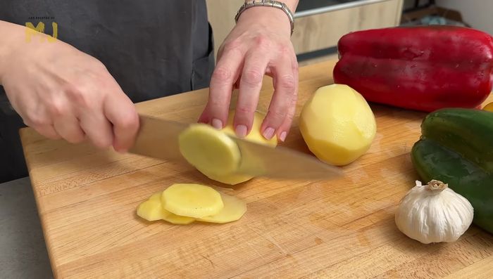Pelamos, lavamos y cortamos las patatas en rodajas finas. Podemos usar más o menos cantidad según el gusto.