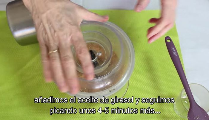 Añadir aceite de girasol y picar durante 4 o 5 minutos más hasta obtener una crema ligera sin grumos.