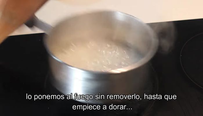 Llevar al fuego y dejar hervir hasta que el azúcar tome un color dorado, sin moverlo mucho.