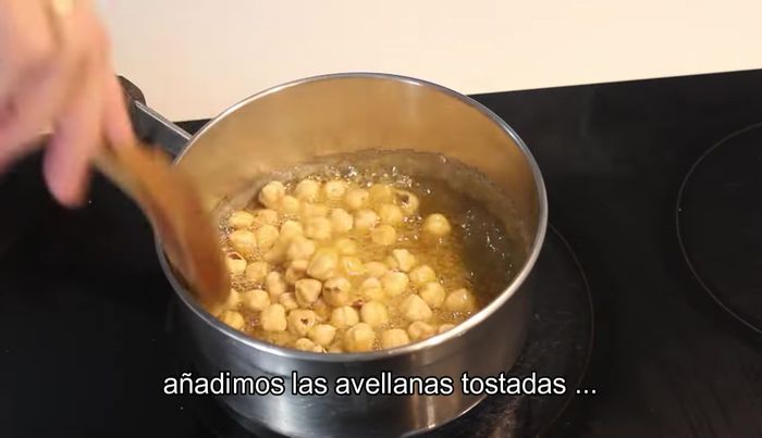 Añadir las avellanas tostadas y peladas. Dejar cocer hasta que tomen un color dorado más intenso, pero sin quemarlas.