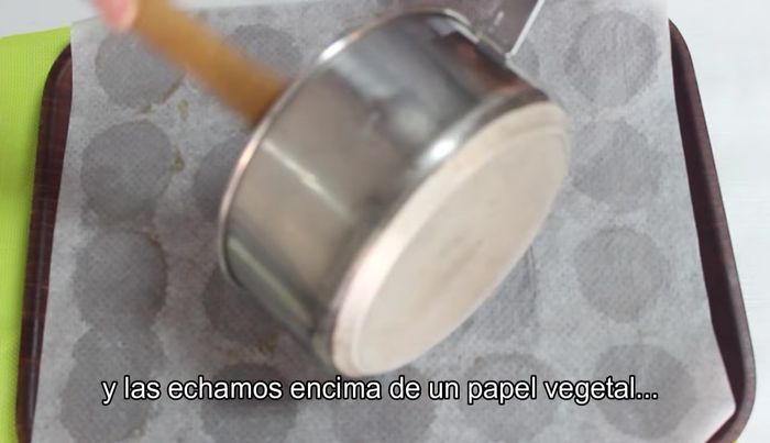 Retirar del fuego y verter la mezcla sobre papel vegetal extendido para que se enfríe completamente y endurezca.