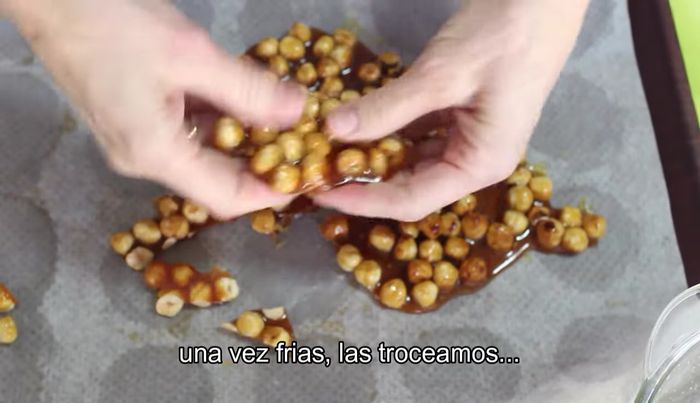 Una vez frío y endurecido, partir en trocitos y poner en una picadora potente.