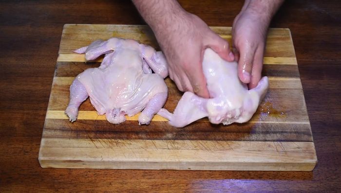Marinar las codornices con aceite de oliva, sal y sazonador. Puedes agregar sazonador por un lado y sal por el otro, y un poco en el interior.
