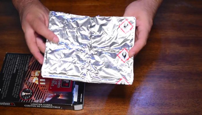 Encender el carbón utilizando cuadritos de parafina (o el método de tu preferencia).