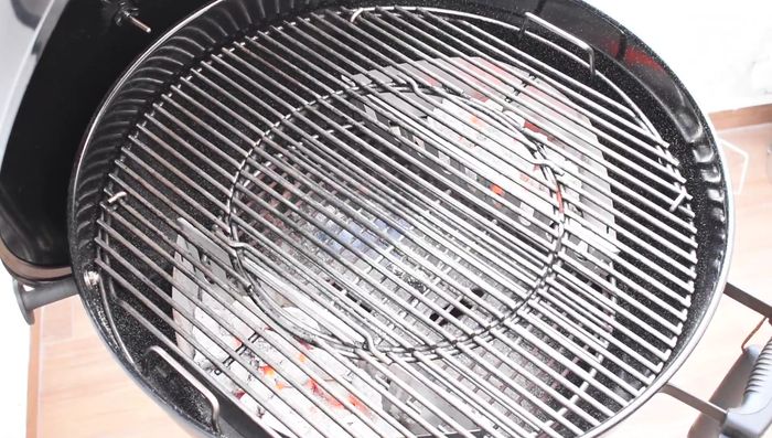 Limpiar la parrilla con un cepillo y cebolla.