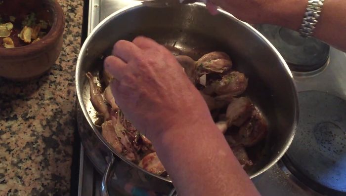 Agregar cebolla, zanahoria y pimiento: añadir la cebolla picada, la zanahoria y el pimiento verde a la cazuela. Bajar el fuego al mínimo para evitar que se quemen. (369.6)