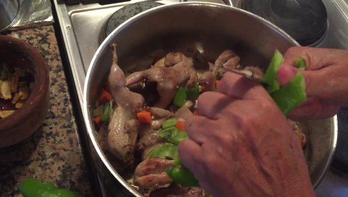 Incorporar los demás ingredientes: añadir el laurel, las hojas de hinojo, un chorrito de vinagre y los ajos reservados anteriormente. (425.5)