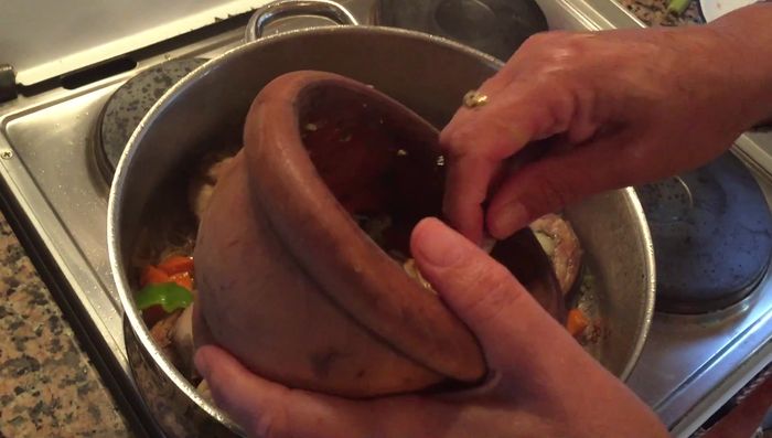 Añadir líquido y cocinar: añadir un chorro de vino blanco y agua o caldo hasta cubrir casi por completo las codornices. Cocinar a fuego lento hasta que la verdura esté tierna y las codornices estén bien cocidas. (494.3)