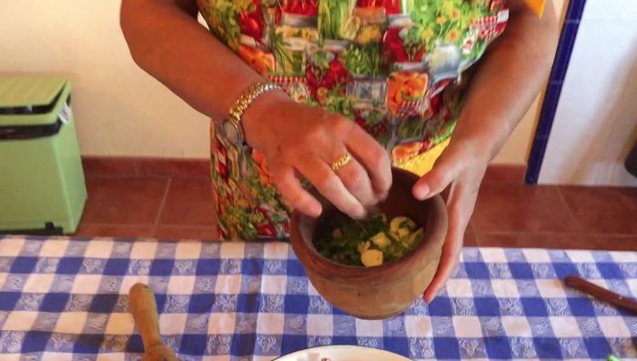 Preparar el adobo: machacar ajo, perejil y sal. Adobar las codornices por dentro y por fuera. Dejar reposar al menos 2 horas. (91.4)