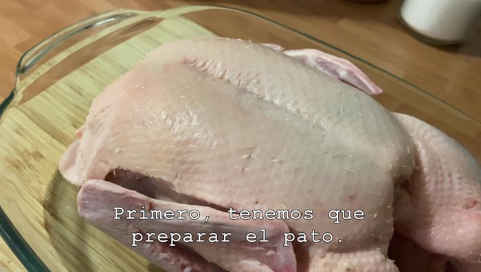 Prepara el pato el día anterior: Asegúrate de que la piel esté seca. Coloca el pato en una fuente de vidrio para horno (383.12).
