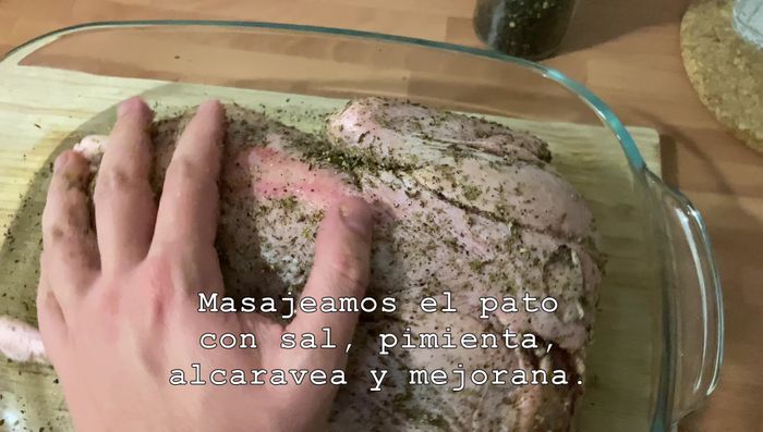 Masajea el pato con sal, pimienta, comino y mejorana. Puedes usar los verbos 'masajear' o 'frotar' (423.28).