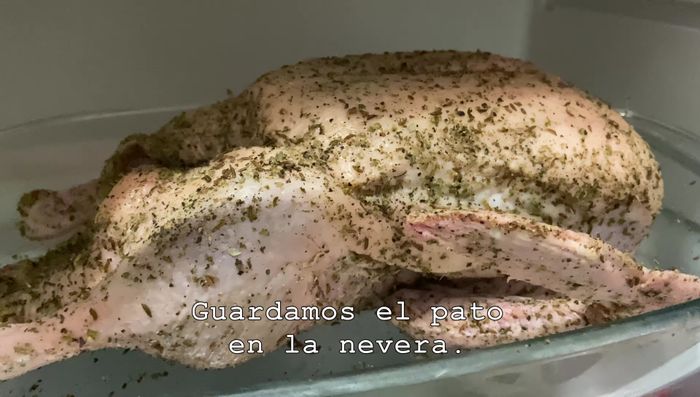 Refrigerar el pato toda la noche. (499.319)