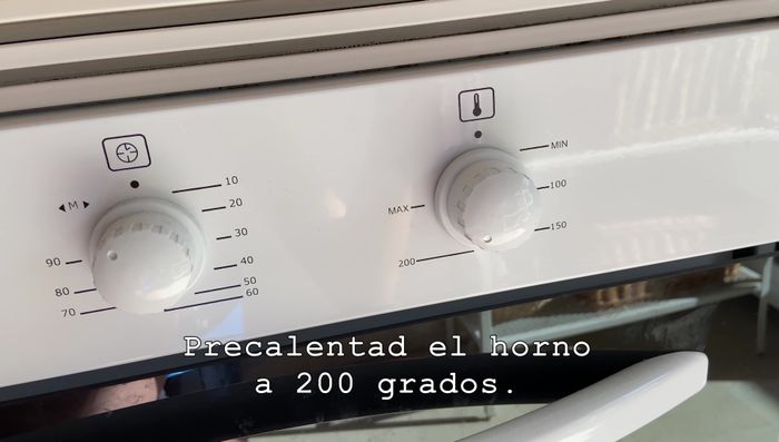 Precalienta el horno a 200 grados. (600.519)