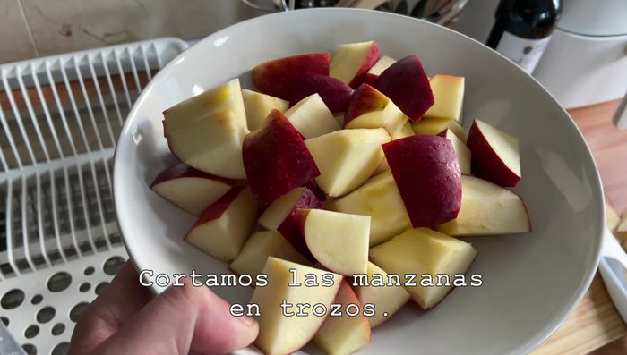 Mientras el pato se hornea, prepara las patatas y las manzanas, cortándolas en trozos. (722.6)