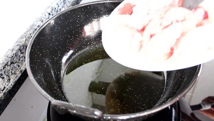 Preparación de la carne: Salpimentar la carne. En una sartén o cazuela con aceite caliente, dorar bien la carne de pollo y conejo. Si se prefiere, se puede hacer solo con pollo.
