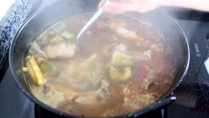 Agregar colorante y arroz: Una vez la carne está tierna, agregar el colorante amarillo (o azafrán). Cocer un minuto. Agregar el arroz y remover bien. Cocer durante 20 minutos.
