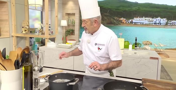 Agregar el caldo al sofrito: Una vez pochado, añadimos el caldo triturado a la cazuela con la cebolla y la zanahoria. (226.08)