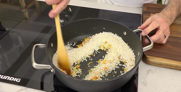 Cocer el arroz: Incorporamos el arroz al caldo y lo dejamos hervir durante 12 minutos (276).