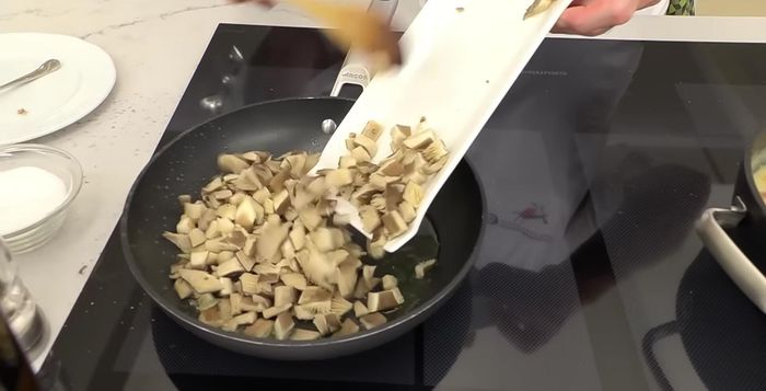 Incorporar jamón y setas al arroz: Añadimos el jamón salteado al arroz y, después de un par de minutos, las setas salteadas (450.4)