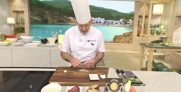 Trituramos el caldo: Una vez listo, trituramos todo para obtener un caldo aromático (78.799).