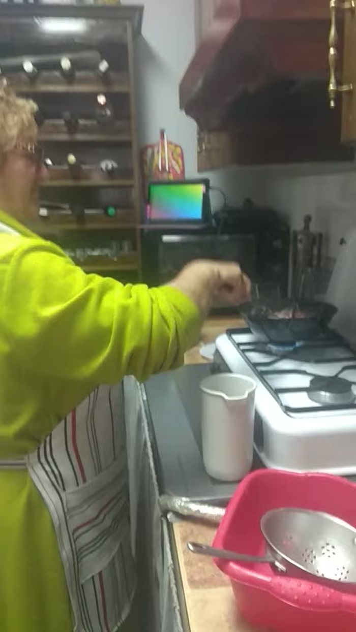 Agregar la carne de cabrito y sofreírla.