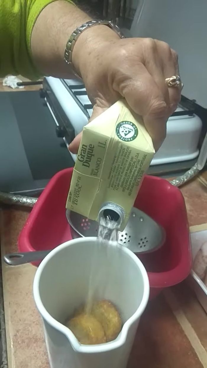 Incorporar el vino blanco.