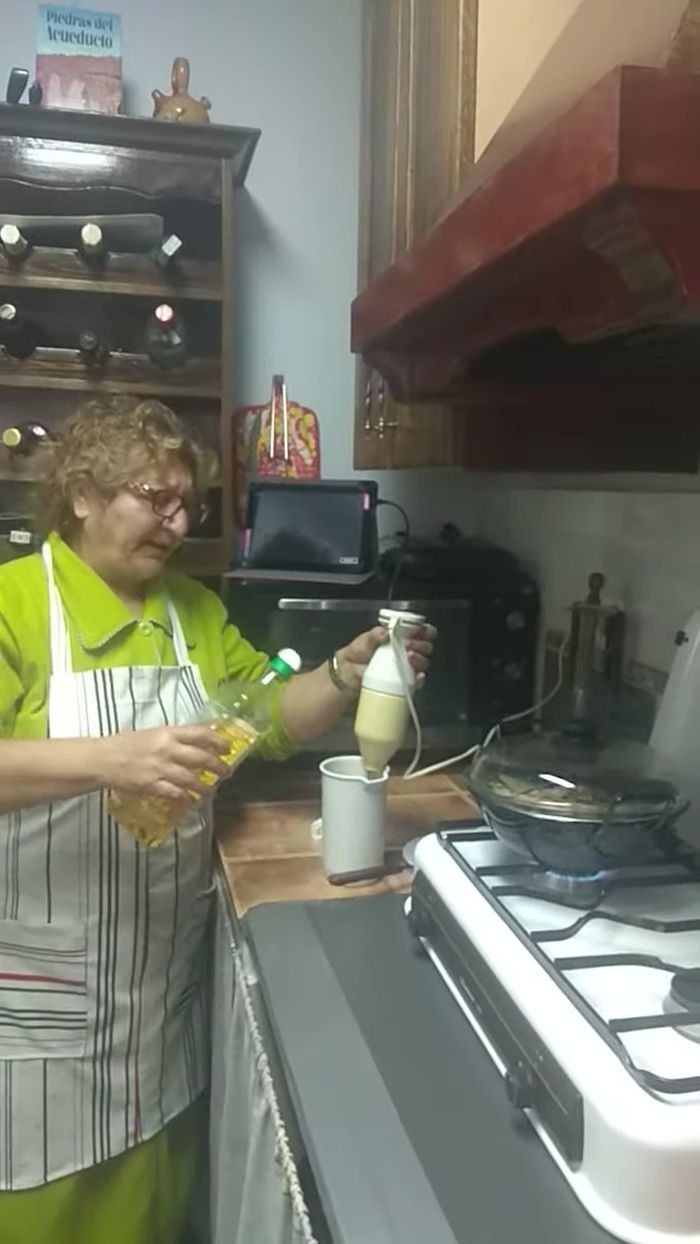 Agregar el vinagre, sal y pimienta al gusto.