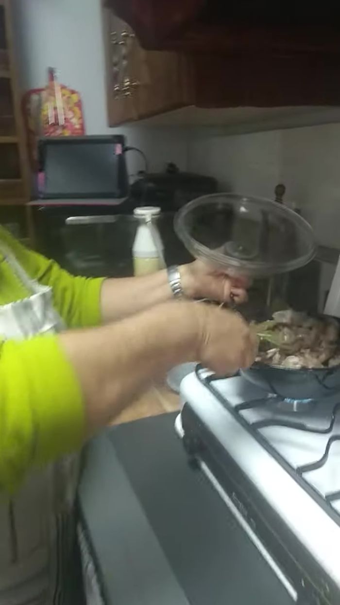 Añadir un poco de agua y dejar cocer a fuego lento durante al menos media hora.