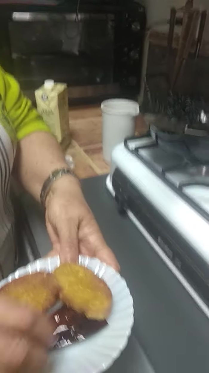 Freír el pan en aceite hasta dorarlo.
