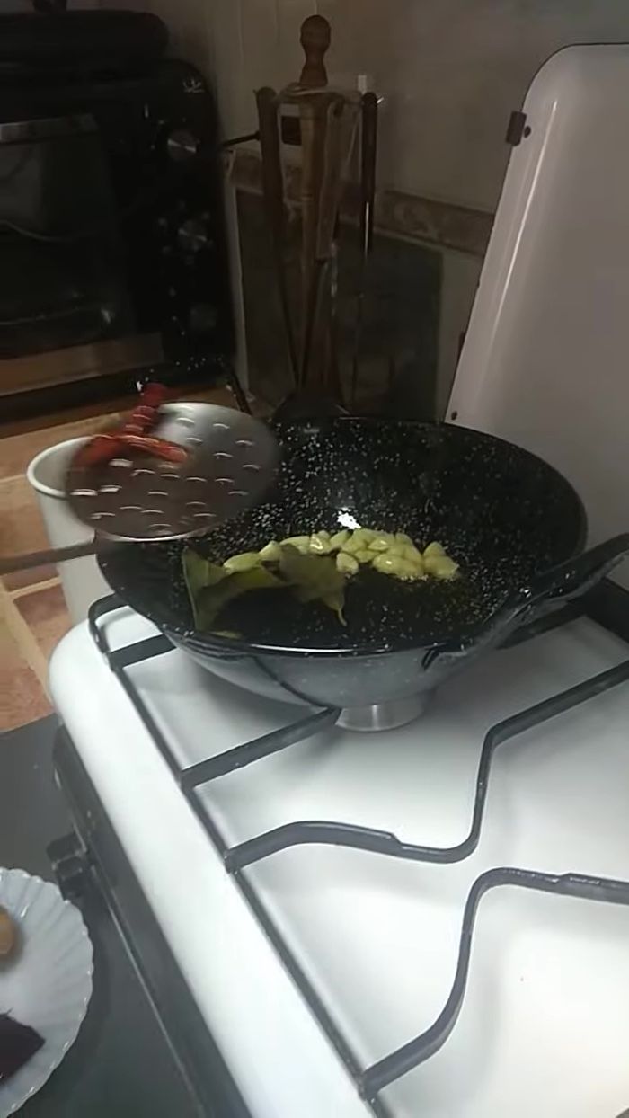 Añadir los ajos, el laurel y el pimentón picante al aceite de freír el pan.