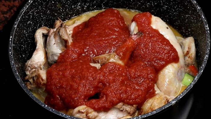 Añadir el tomate triturado, el tomillo y el romero. Mezclar bien.