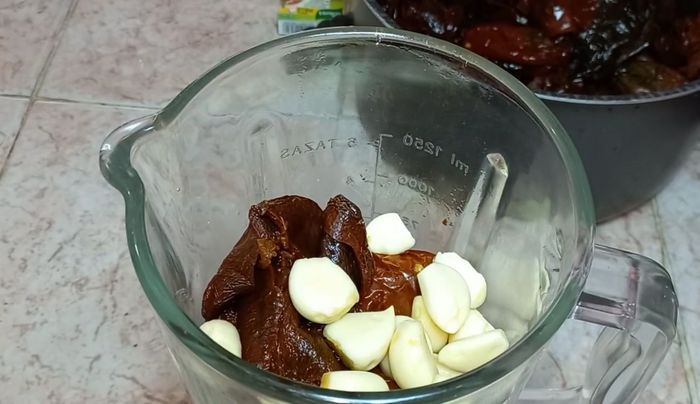 Una vez fríos, licuar los chiles con el ajo, comino, pimienta, clavo, caldo de pollo y agua hasta obtener una mezcla ligera.