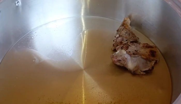 En una cacerola a fuego medio, freír la carne de cabrito previamente asada en un cuarto de manteca o aceite hasta que dore. Aproximadamente 7-8 minutos.