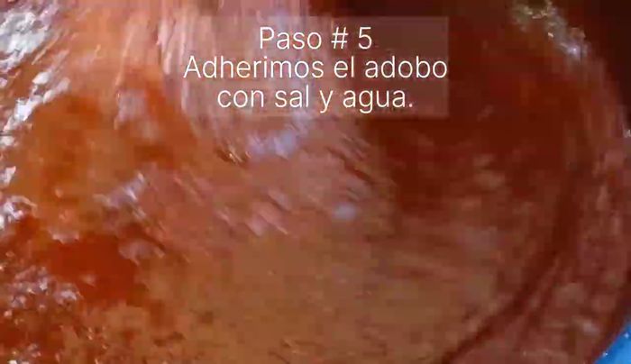 Agregar el adobo a la carne, incluyendo dos cucharadas soperas de sal y 250 mililitros de agua.