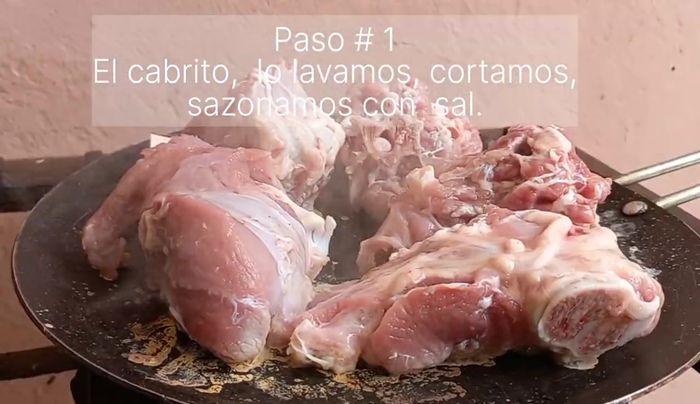 Lavar bien el cabrito y cortarlo en pedazos.