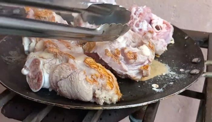 A fuego medio-alto, salpimentar los pedazos de cabrito y cocinarlos en un comal hasta que estén dorados uniformemente.