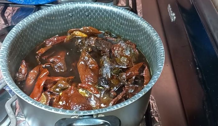 En una olla, hervir 2 litros de agua aproximadamente con los chiles anchos y secos (desvenados) durante 10 minutos. Apagar y dejar enfriar.