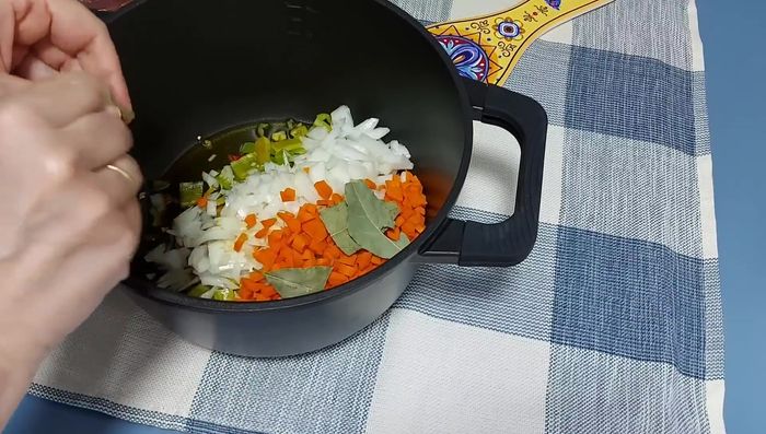 Sofreír en una cazuela con aceite de oliva hasta que esté pochado. Añadir un poco de sal para ayudar al proceso.
