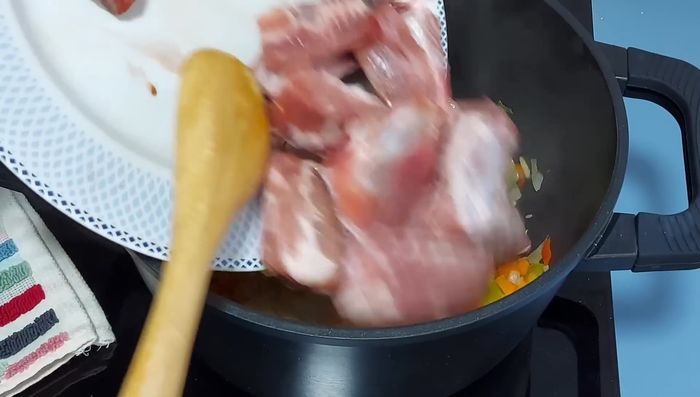 Agregar las costillas al sofrito y marcarlas hasta que cojan color.