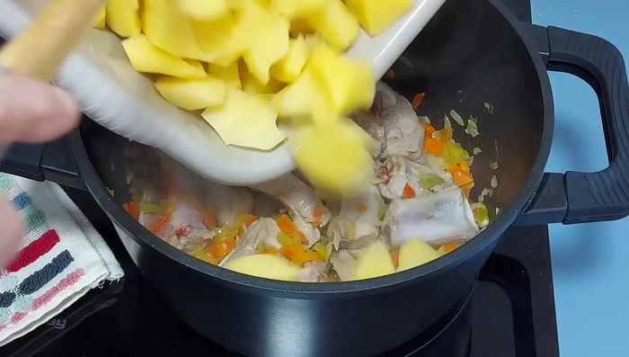 Añadir las patatas y el arroz a la cazuela.