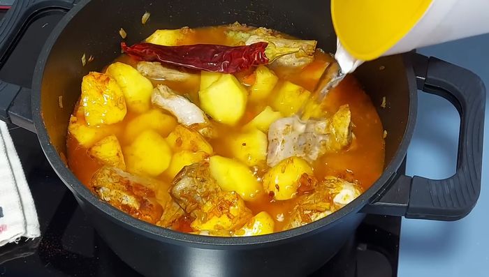 Añadir agua hasta casi cubrir los ingredientes. Cocinar tapado.