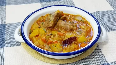 Guiso de Patatas, Arroz y Costillas: Receta fácil y casera