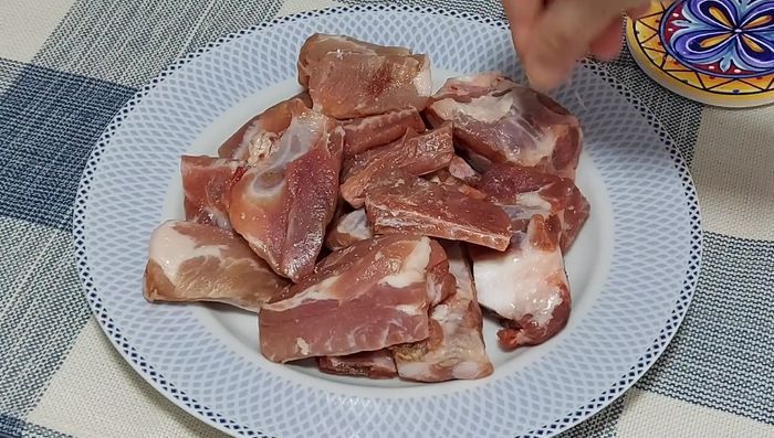 Salpimentar las costillas.