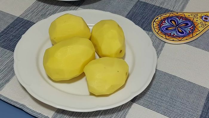 Pelar y chascar las patatas (cortes irregulares).