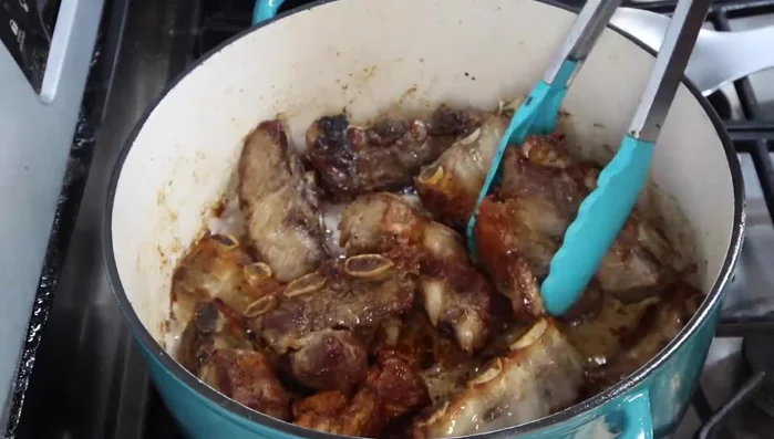 Retirar las costillas de la olla, reservando la grasa sobrante.